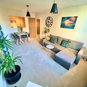 A Stylish Retreat - Super King Bed - Heart Of Town Centre - 5 Mins Stroll To Bournemouth